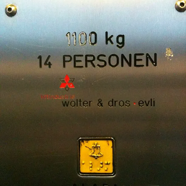 A lift plate reading 1100 kg, 14 Personen, with the alarm button below