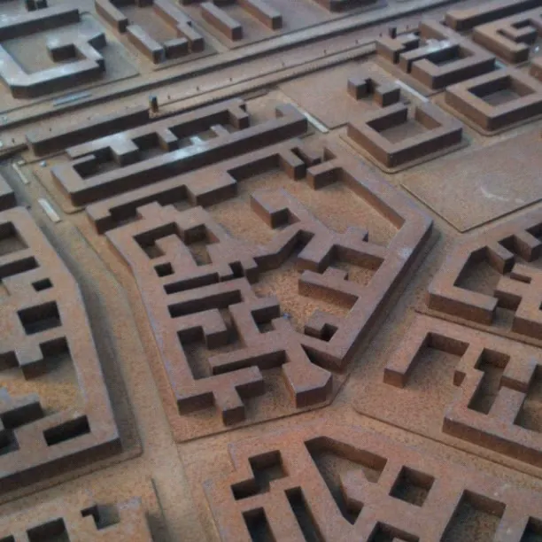 Maqueta en relieve de bronce de las manzanas de una ciudad
