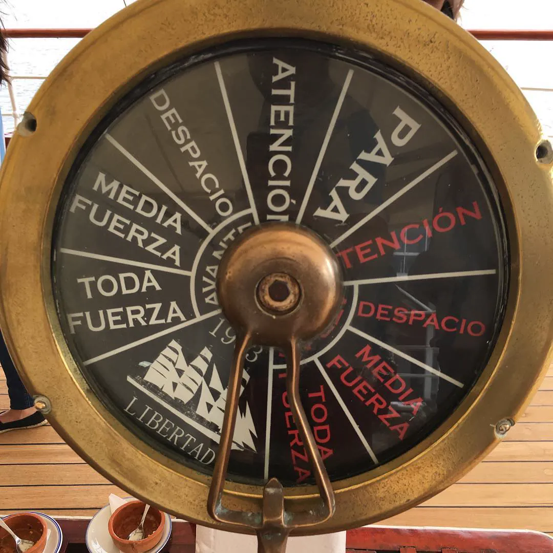 Telégrafo de máquinas de un barco, de bronce, con la aguja en «toda fuerza»
