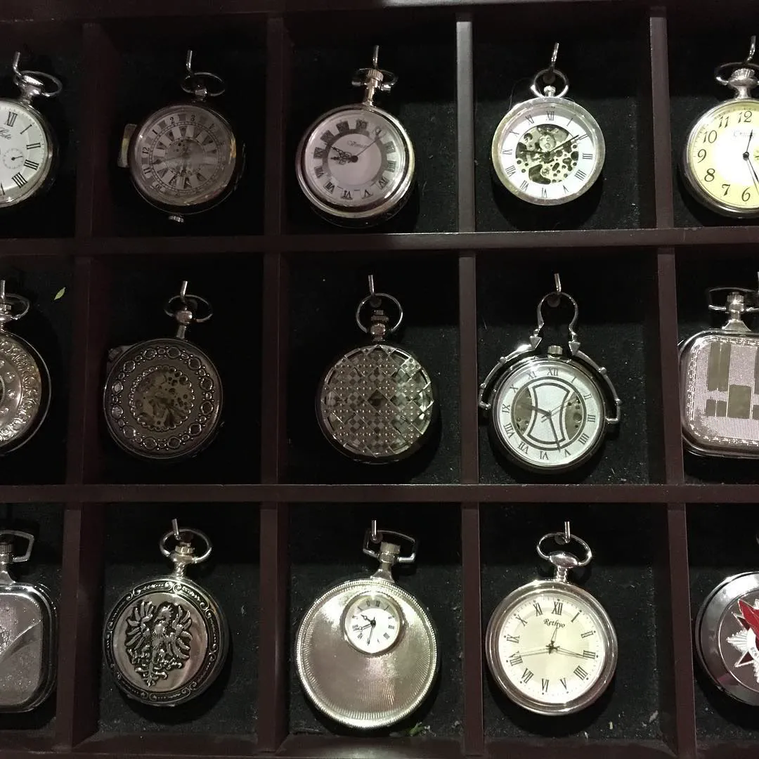 Una vitrina con hileras de relojes de bolsillo antiguos